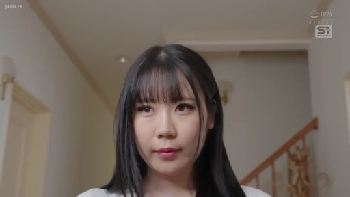 脸部特写 · 注视 · 白色上衣 · 室内走廊