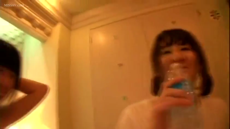 白色短袖 · 中景 · 站姿 · 微笑 · 酒店房间 · 双人 · 矿泉水瓶 · 喝水