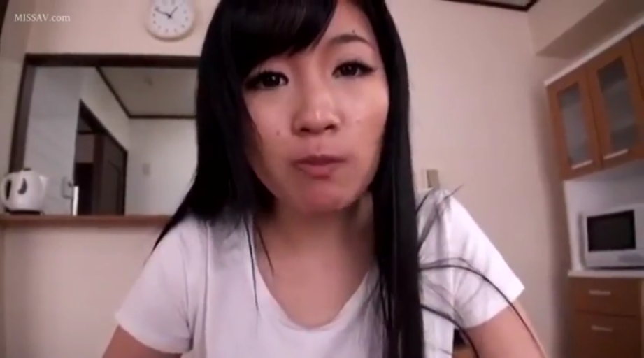 嘴唇微张 · 脸部特写 · 白色圆领T恤 · 室内厨房区域 · 口交视角（暗示）