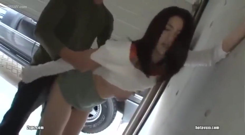 后入式 · 白色短上衣 · 迷茫 · 车库 · 被托举的臀部