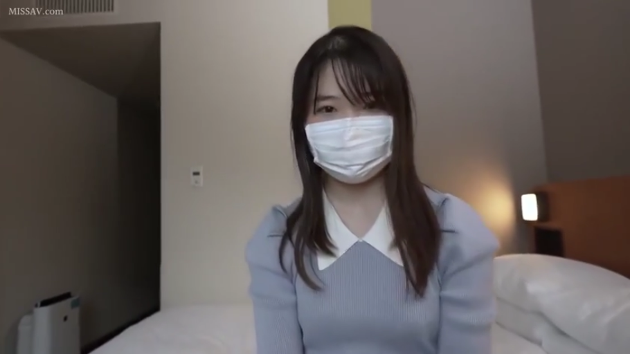 中景 · 酒店房间 · 正坐 · 浅蓝色长袖上衣