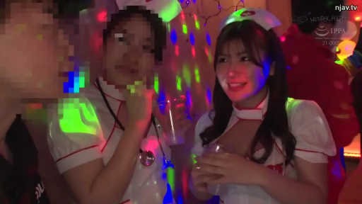 护士服 · 站立 · 微笑 · 聚会 · 霓虹灯 · 半身照 · 塑料杯 · 夜总会