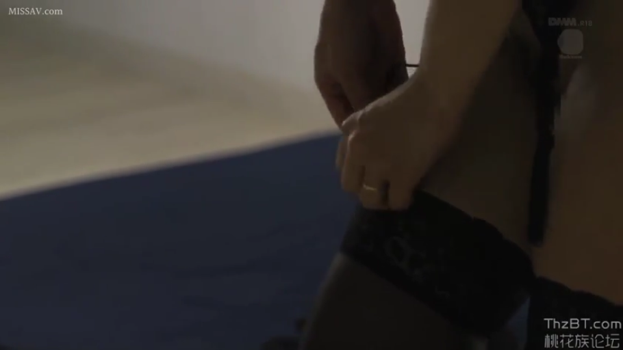 室内 · 弯腰 · 黑色蕾丝丝袜 · 腿部特写 · 性感 · 整理丝袜