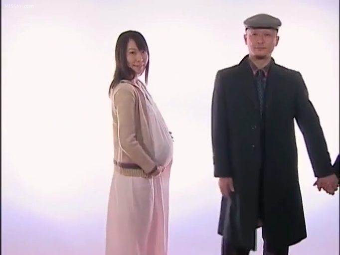 室内 · 站立 · 摆拍 · 微笑 · 孕妇 · 孕肚 · 孕妇装