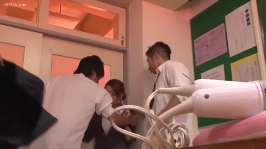 室内光線 · 不知所措 · ドライヤー · 局部环境 · 深色职业套装 · 学校办公室
