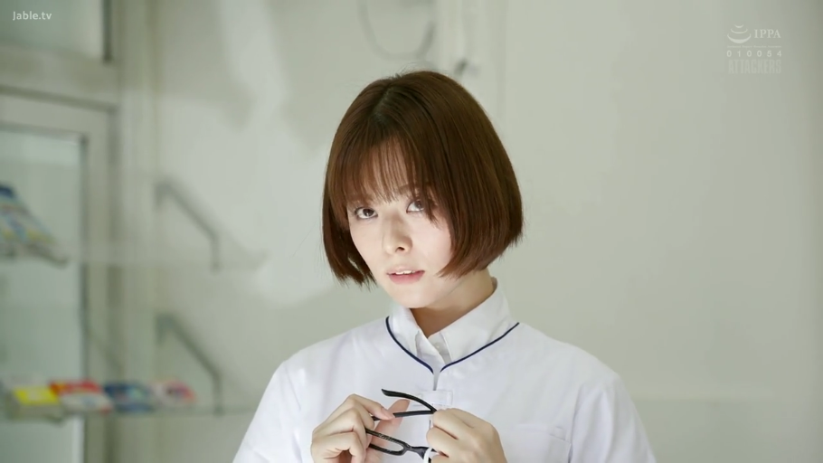 眼镜 · 面部特写 · 盯着看 · 白色护士服 · 诊室或护理室 · 背景有架子