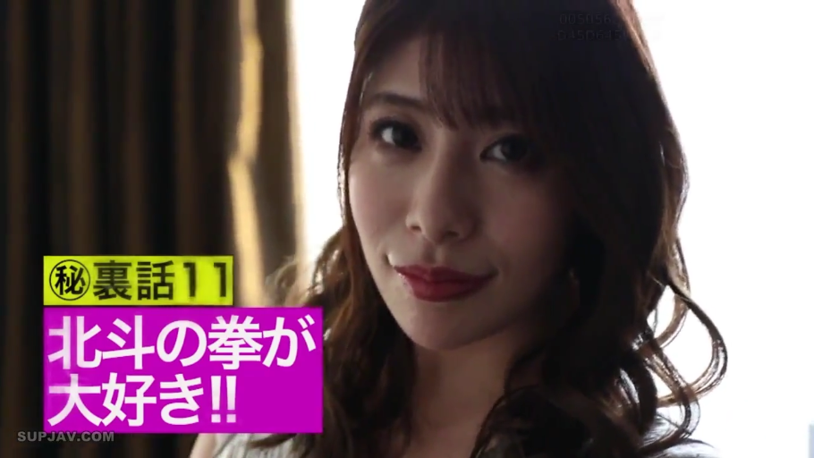 室内 · 字幕 · 微笑 · 面部特写 · 注视 · 无袖上衣 · 正面