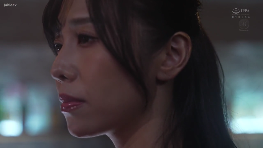 室内 · 唇部特写 · 若有所思