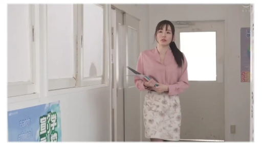 全身 · 站立 · 走廊 · 碎花裙