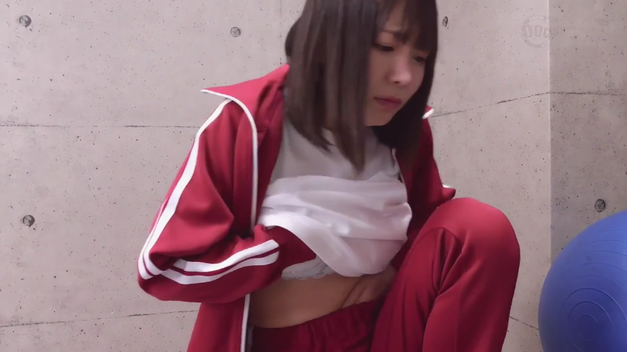 室内 · 委屈 · 腹部 · 日本AV · ヨガボール · 红色运动服 · 掀起上衣 · 蹲下