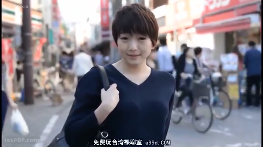 自然 · 面部特写 · 繁华闹市 · 单肩包 · 深蓝色V领长袖针织衫