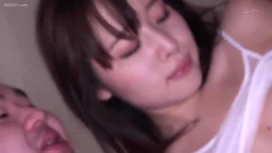 室内 · 脸部特写 · 画面模糊 · 白色吊带内衣 · 沉浸感 · 性爱进行中