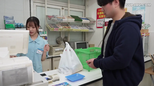 职业微笑 · 塑料袋 · 便利店收银台 · 深蓝色连帽卫衣 · 店员面部特写 · 烟草展示架
