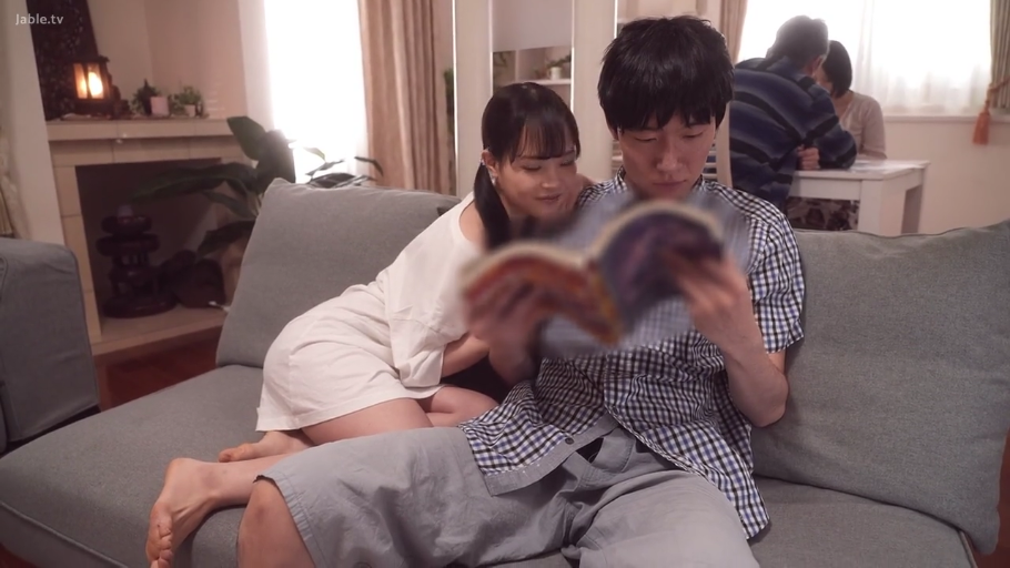 書籍 · 客厅沙发 · 两人面部特写 · 背景有其他人影 · 男性穿着格纹衬衫和灰色休闲短裤 · 专注看书的男性
