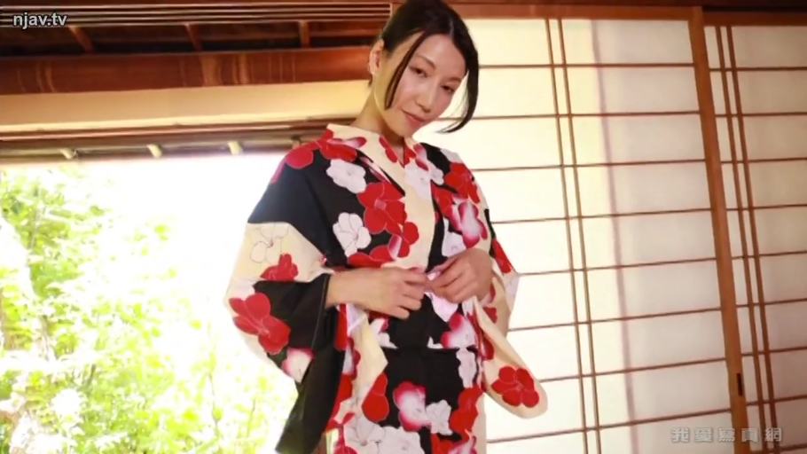 站立 · 和室 · 中景 · 微笑 · 熟女 · 和服 · 整理衣服 · 障子