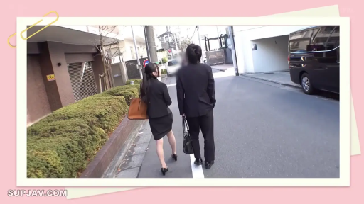 深色职业套装 · 商务包 · 户外街道 · 日常画面