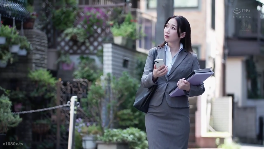 スマートフォン · 灰色职业套装 · 住宅区 · 晴天 · 人物半身特写 · 认真思考