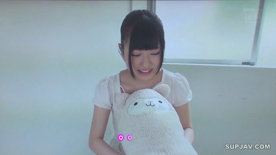 室内 · 坐姿 · 微笑 · 白色上衣 · 上半身 · 长发 · 抱着玩偶 · 羊驼公仔