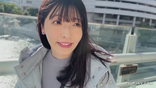 站立 · 面部特写 · 清纯 · 甜美微笑 · 耳饰 · 休闲外套 · 侧头观望 · 户外天桥