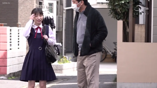 学生手提包 · 深蓝色无袖校服背心 · 光线明亮 · 居民区街道 · 男子侧身特写 · 男子警觉观察
