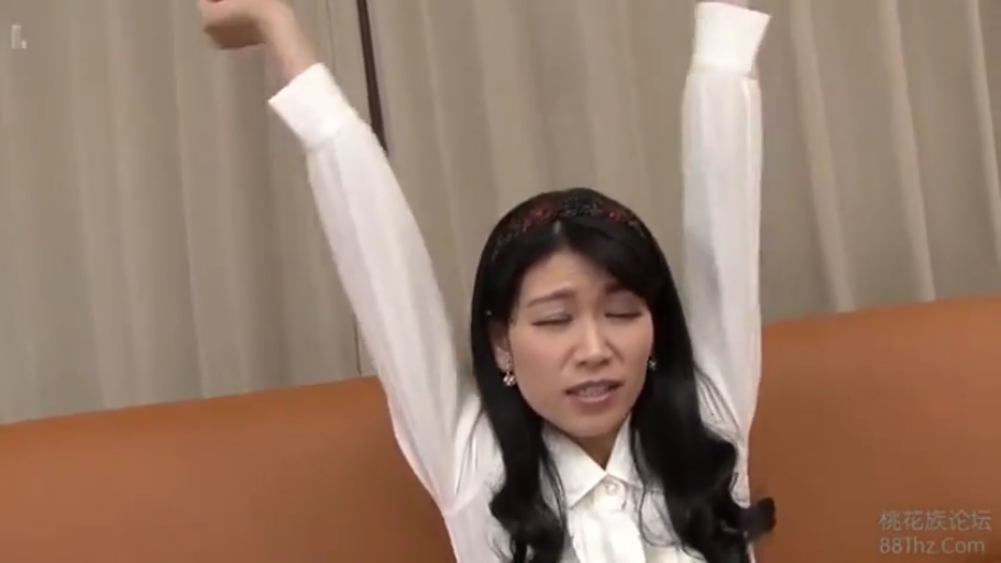 室内 · 陶醉 · 白色衬衫 · 上半身 · 举手 · 熟女 · 发箍 · 伸懒腰