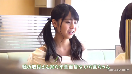 坐姿 · 中景 · 谈话 · 双马尾 · 笑容 · 室内餐厅 · 白色露肩上衣