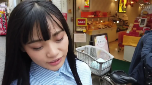 站立 · 面部特写 · 街道 · 蓝白条纹衬衫