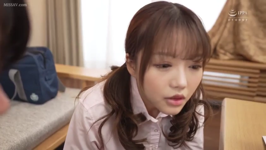 俯身 · 面部特写 · 凝视 · 双马尾 · 室内房间 · 粉色衬衫 · 忧虑 · 书包