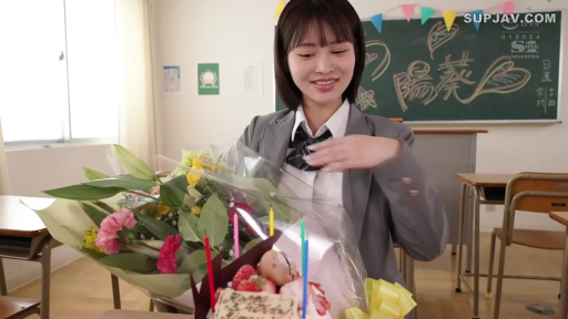 校服 · 教室 · 中景 · 站姿 · 微笑 · 校园 · 生日蛋糕 · 庆祝