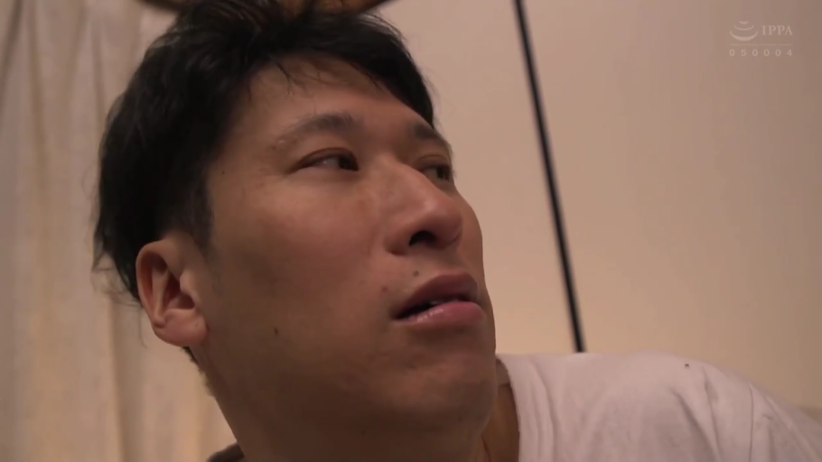 室内 · 若有所思 · 脸部特写 · 白色T恤 · 光线柔和