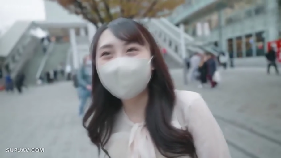 脸部特写 · 娇羞 · 口罩 · 带蝴蝶结系带 · 街拍视角 · 户外步行街