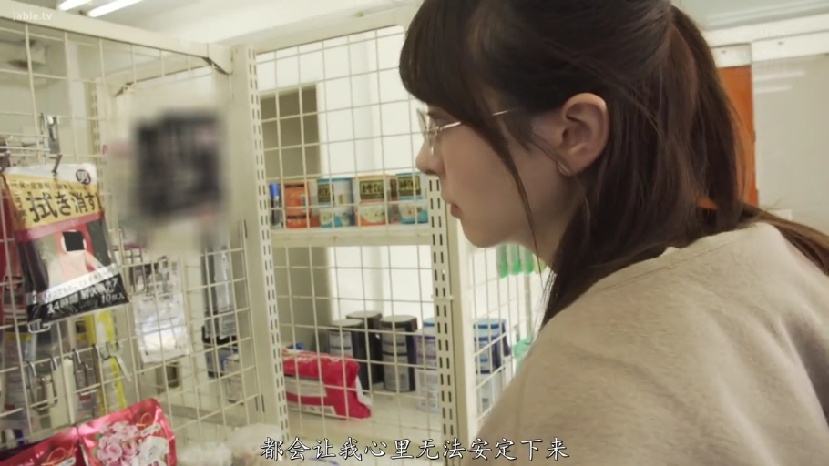 专注 · 站立 · 便利店 · 货架 · 便装 · 侧脸 · 剧情向 · 购物