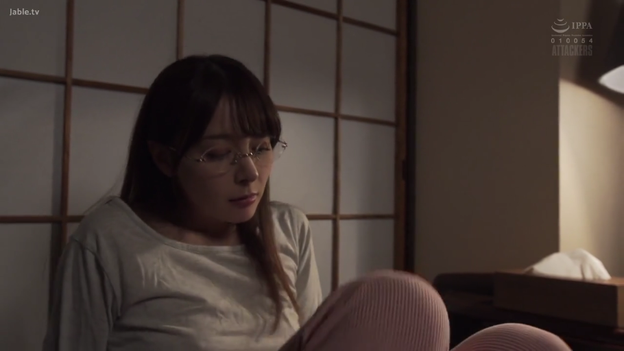 坐姿 · 沉思 · 忧郁 · 眼镜 · 和室 · 半身 · 长发 · 居家服