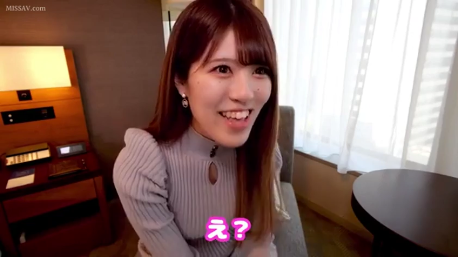 露齿笑 · 酒店房间 · 面部特写 · 高领镂空上衣 · 耳环 · 字幕显示“え？”