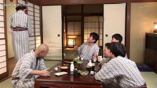 日式旅馆 · 浴衣 · 随意 · 男女均穿着日式浴衣 · 酒局