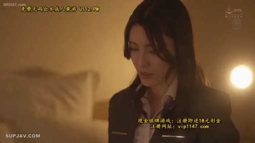 室内 · 坐姿 · 职业装 · 近景