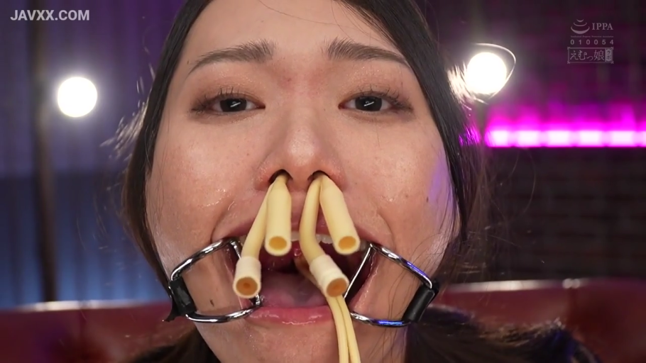 室内 · 口鼻部特写 · 麻木 · 未见衣物 · 橡胶软管 · 光泽皮肤