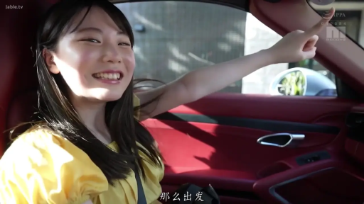 开朗 · 面部特写 · 跑车内 · 黄色上衣 · 阳光照射 · 跑车座椅