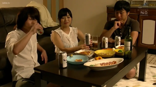 坐姿 · 中景 · 微笑 · 客厅 · 啤酒罐 · 白色无袖蕾丝上衣 · 饮酒聚餐