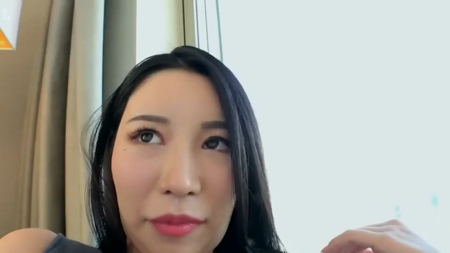 坐姿 · 平静 · 面对镜头 · 头部特写 · 窗边 · 黑色背心 · 长黑发