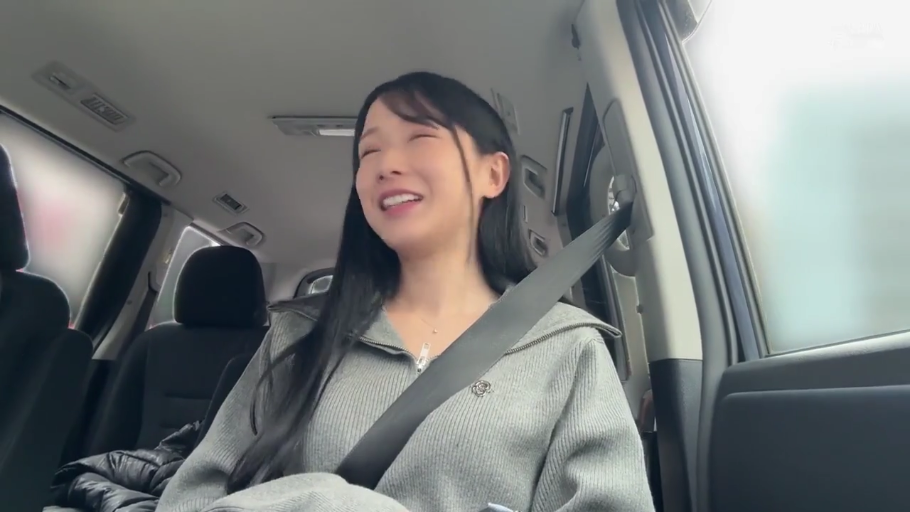 坐姿 · 中景 · 车内 · 灰色针织衫 · 开心 · 安全带 · 欢笑 · 长黑发