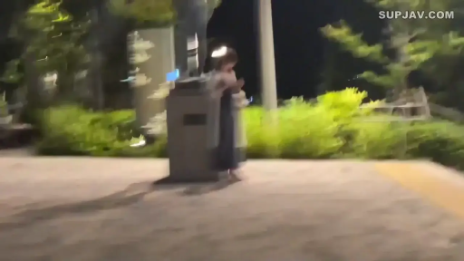 站立 · 全景 · 观察 · 户外 · 连衣裙 · 模糊 · 夜晚