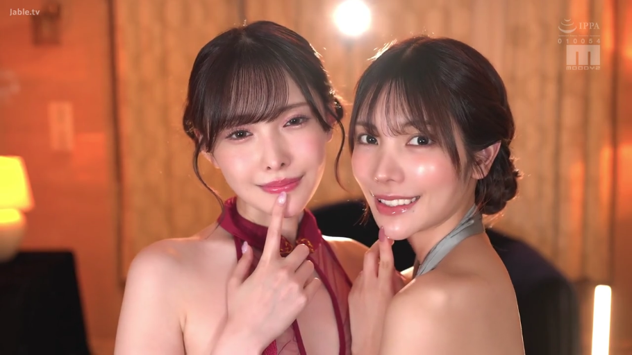 室内 · 脸部特写 · 诱惑 · 双人 · 手指抵唇 · 依偎 · 挂脖镂空内衣