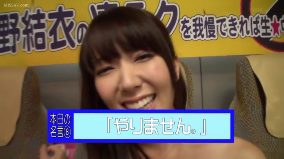 坐姿 · 面对镜头 · 面部特写 · 灿烂笑容 · 抹胸 · 大巴车内