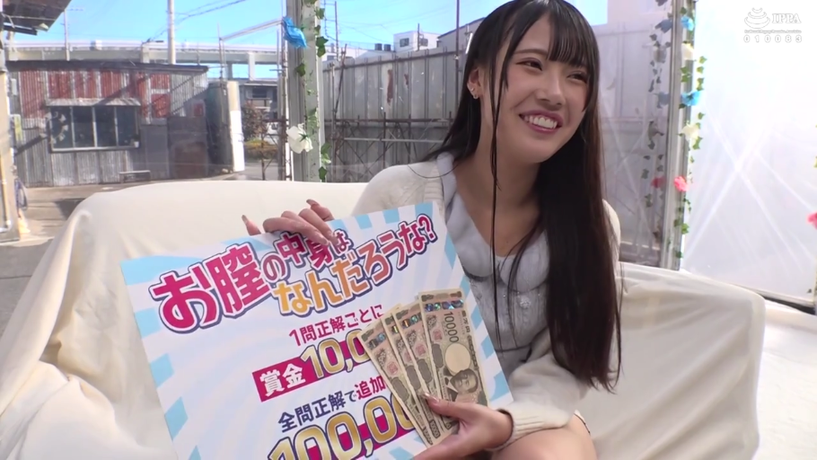 脸部特写 · 灿烂微笑 · 日元现金 · 一万日元现钞 · 白色针织开衫 · 室内工作室