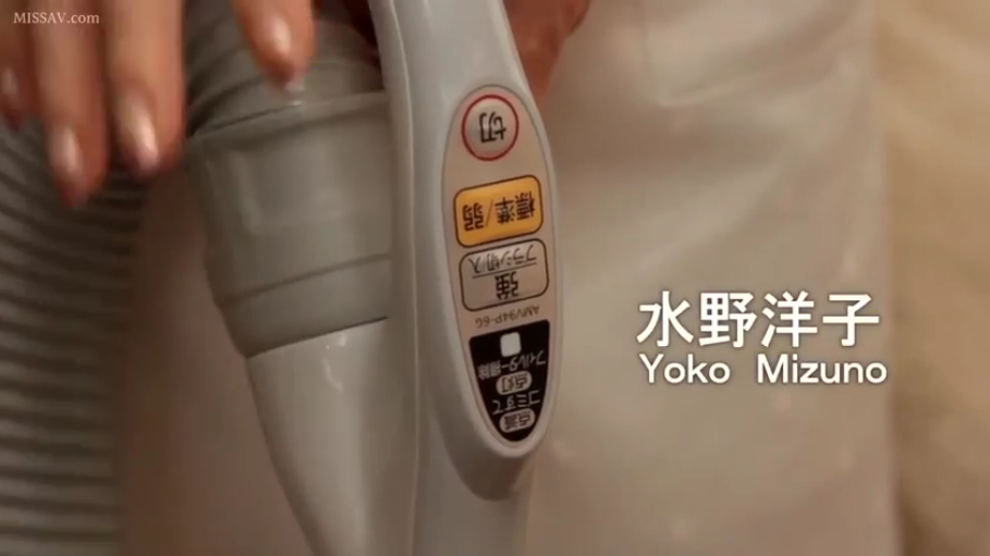 室内 · ストライプの上着 · 手部特写 · 握持 · 吸尘器 · 使用吸尘器 · 水野洋子