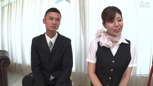 ラウンジ · 微笑 · 纱巾 · 制服背心 · 人物面部特写