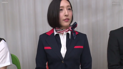 上半身特写 · 注视镜头 · 条纹丝巾 · 摄影棚 · 制服领巾