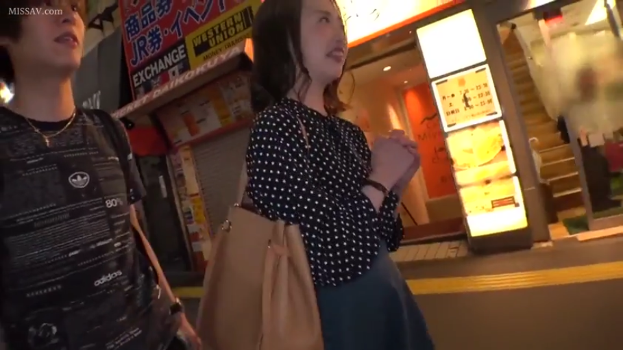 交谈中 · 夜晚 · 皮包 · 休闲T恤 · 人物半身特写 · 招牌