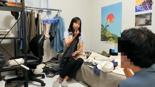 坐姿 · 卧室 · 全景 · 自然 · 围裙 · 闻衣服